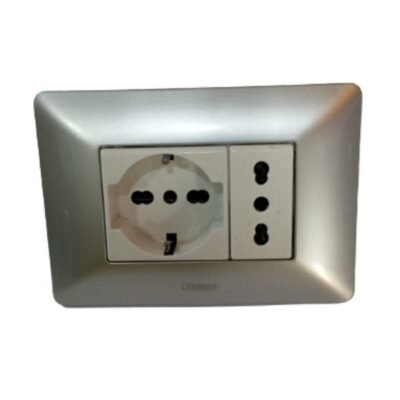 Toma chuco con tres vías Bticino