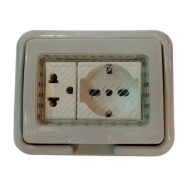 Toma hidrobox con Lina tierra Bticino