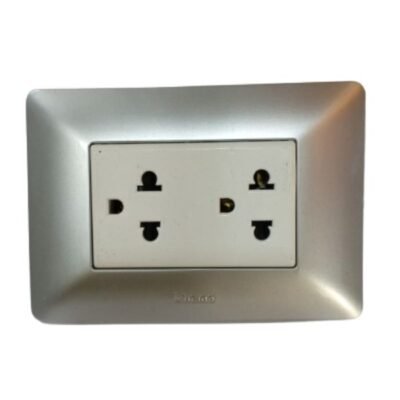 Toma universal  bticino